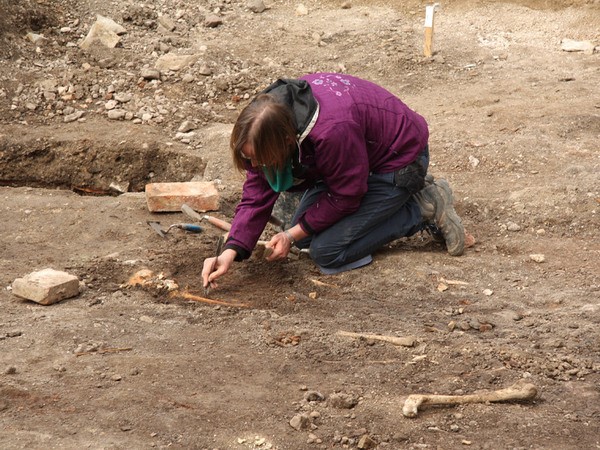 Dr. Karin Sczech bei der Ausgrabung der mittelalterlichen Stätte auf dem jüdischen Friedhof von Erfurt